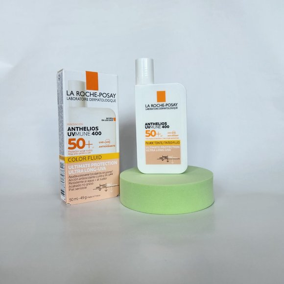 La Roche-Posay Anthelios UVMUNE 400 Tinted Ultra Light Sunscreen Fluid - 1.7oz - Picture 2 of 3